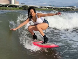 快艇衝浪女神Kimberly陳美彤 挑戰時下最夯E16蹲